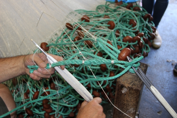 Pêcheur du port de Carro en plein montage de filet, des semaines de travail pour ce seul filet